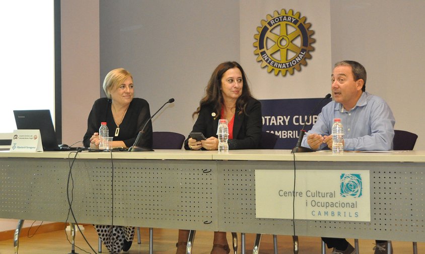 Un moment de la xerrada, ahir al vespre. D'esquerra a dreta: Anna Lluís Gavaldà, Aurora Fornos i Gerard Martí