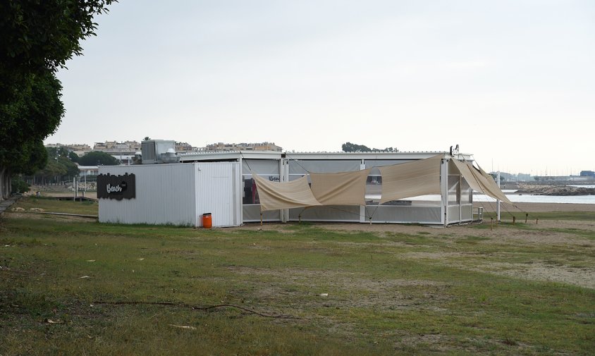 Xiringuito a la platja de la Llosa, aquest matí