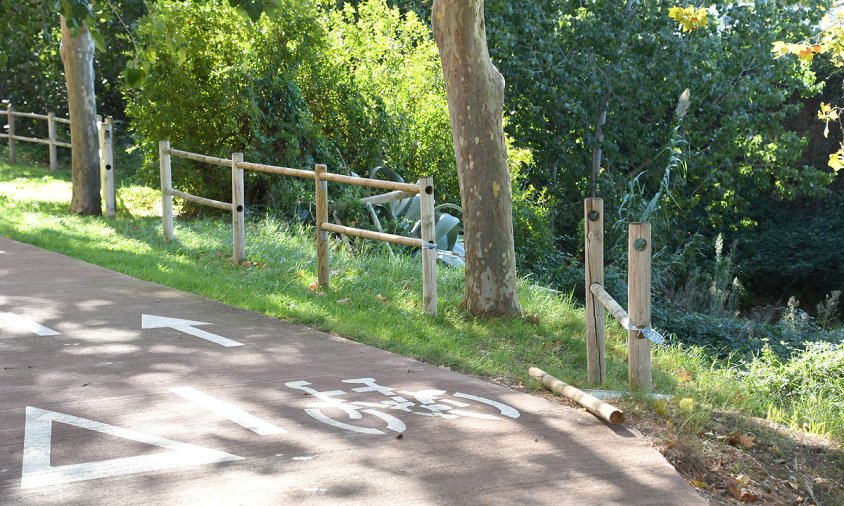 Imatge de la barana trencada del carrer de Jaume Ferran