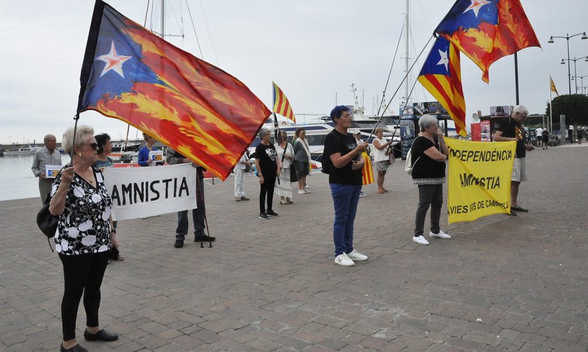 Un moment de la concentració de les Àvies i Avis per la Independència, ahir al migdia, al Port