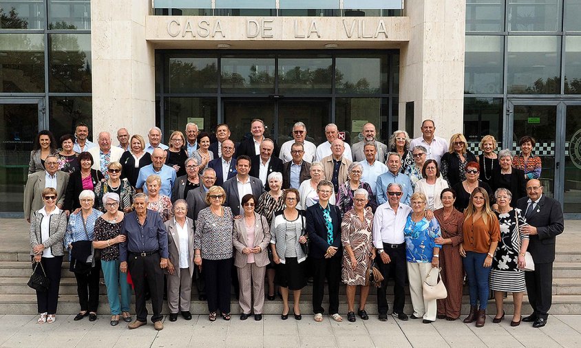 Foto de grups dels cambrilencs i cambrilenques que van celebrar el seu 75 aniversari