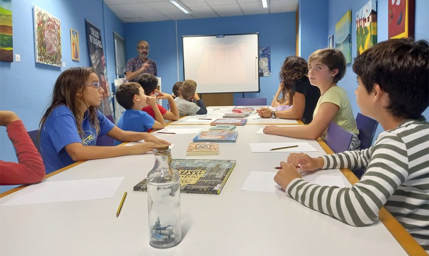 Imatge del taller d'enigmes organitzat a la Biblioteca, el passat divendres a la tarda