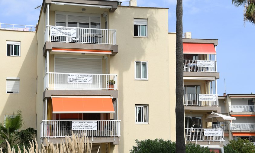 Balcons del bloc d'apartaments L'Etoîle amb les pancates, ahir al matí