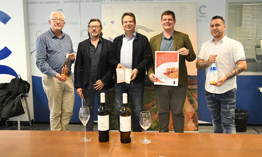 Elías Gil, propietari del celler Les Vinyes del Convent; Enric Bort, de Distribuciones García Moreno; Oliver Klein, alcalde; Juan Carlos Romera, regidor de Promoció Econòmica, i Xavier Martí, president de l'Associació d'Empresaris d'Hostaleria de Cambrils