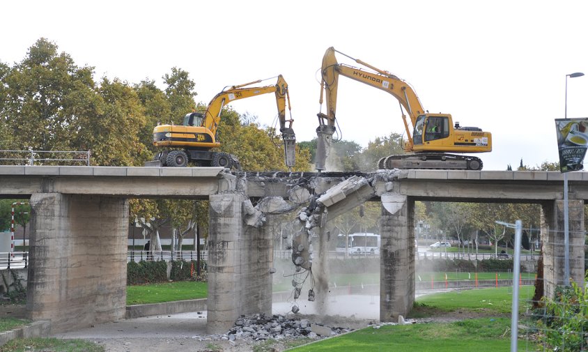 Treballa de demolició del pont, el 31 d'octubre de 2017