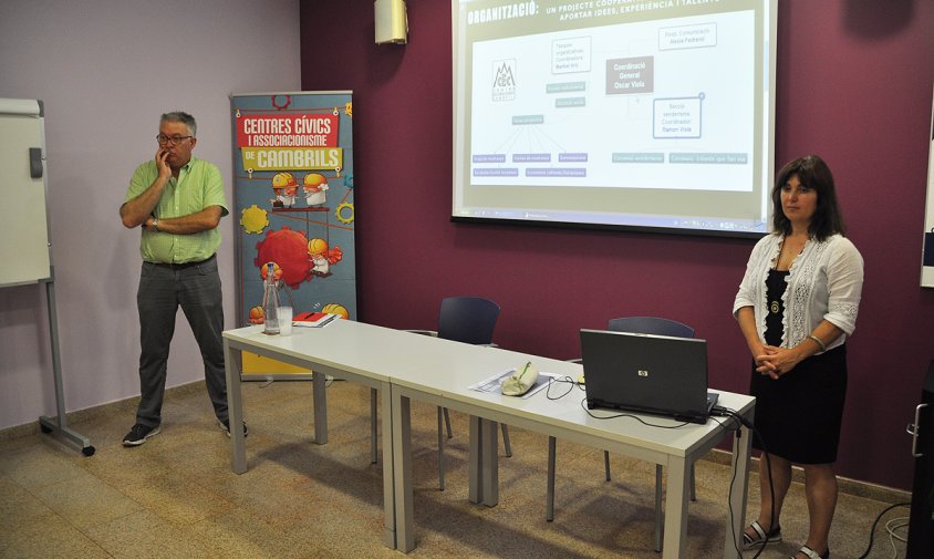 El president Òscar Viola i la tresorera Alèxia Pedrerol, en l'acte de presentació del recuperat Centre Excursionista Cambrils