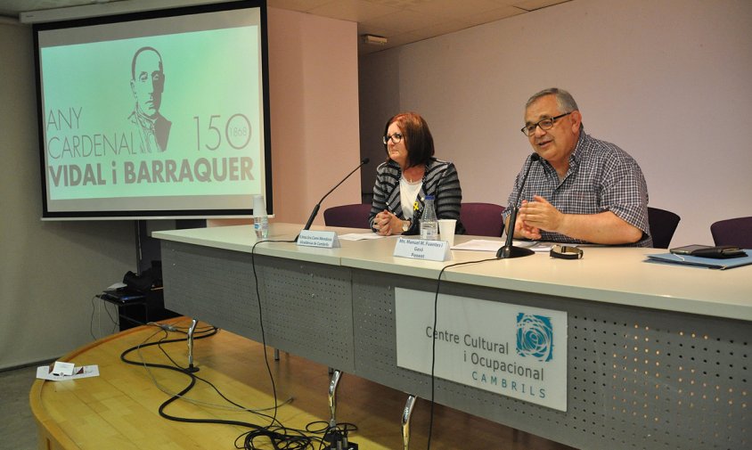 Un moment de la conferència a càrrec del mossèn Manuel Fuentes, acompanyat de l'alcaldessa Camí Mendoza