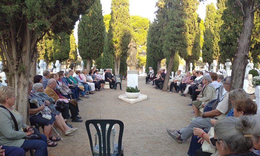 Un moment de la pregària al cementiri, ahir a la tarda