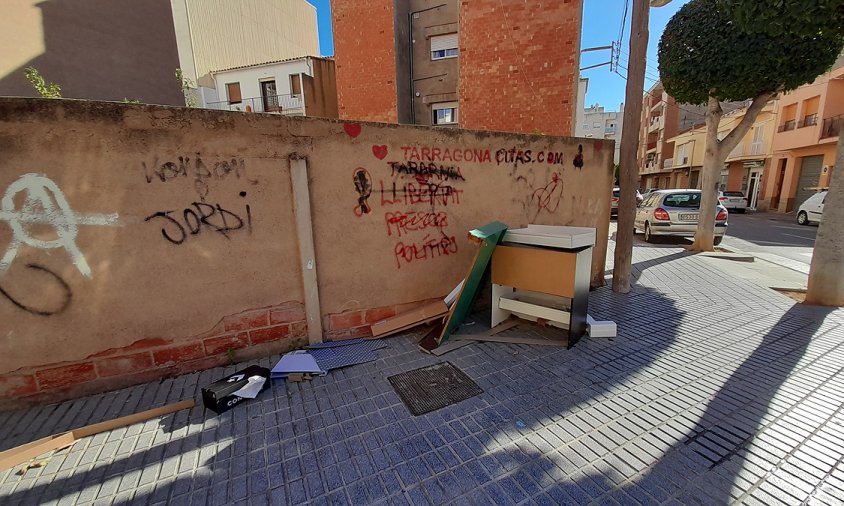 Restes de mobles i d'altres andròmines a la cantonada dels carrers de Sant Isidre i del General Prim, al barri de l'Eixample