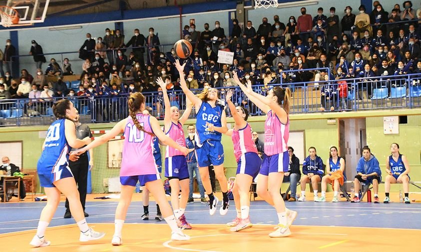 Imatge d'arxiu d'un partit del CB Cambrils femení, la temporada passada