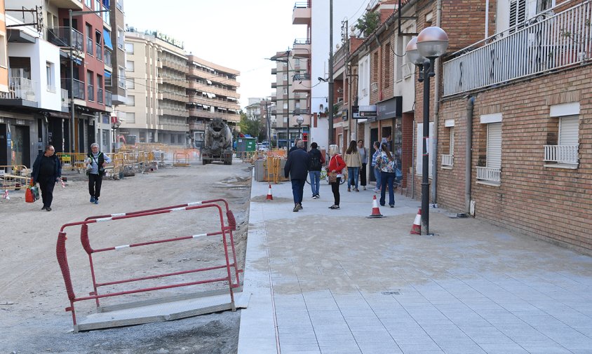 En alguns trams de la remodelada Rambla de Jaume I ja s'ha començat a col·locar el paviment