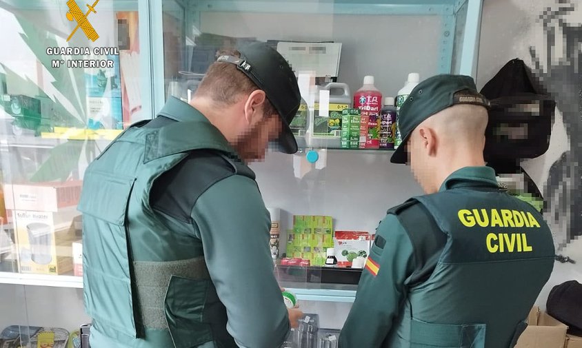 Dos agents de la Guàrdia Civil inspeccionant un dels establiments