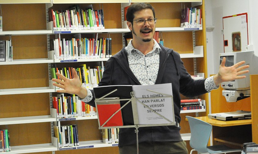 Un moment del recital poètic de Joan Fuster a càrrec de Josep Pedrals, el passat divendres a la tarda a la Biblioteca