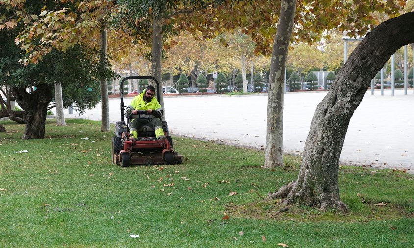 Imatge d'uns treballs de jardineria al parc del Pinaret