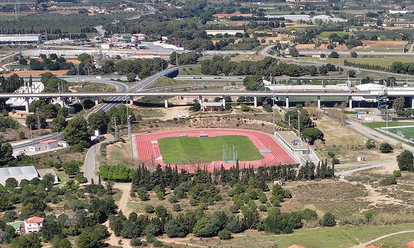 El dipòsit d'aigua que es va netejar es troba prop de l'Ap-7 i entre la pista d'atletisme i el camp de futbol 3