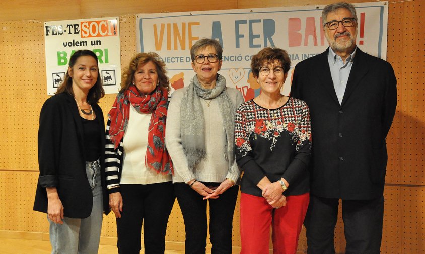 Presentació del primer concurs d'art mural de l'Associació de veïns del barri de l'Estació, ahir al matí, al Casal