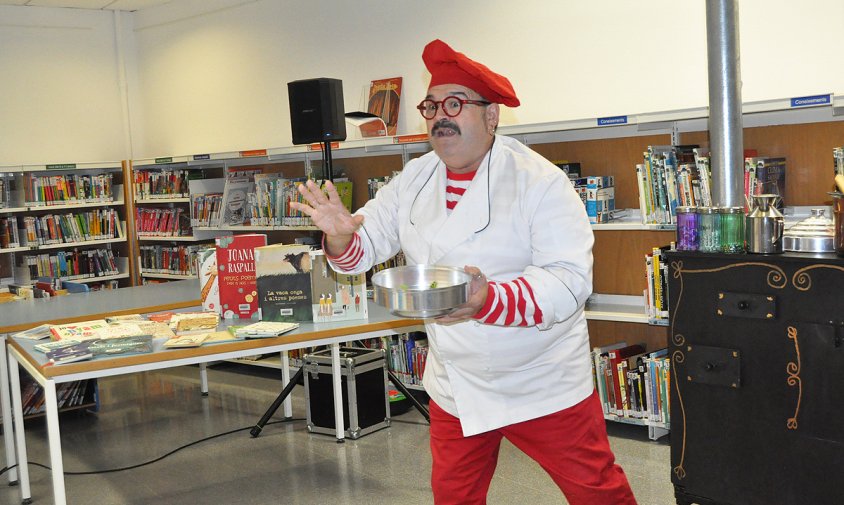 Un moment de la sessió de contes, ahir a la tarda, a la Biblioteca