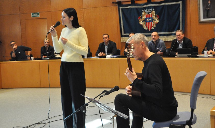 Un moment de l'actuació musical a càrrec de Mireia Chaos i Miguel Javaloy