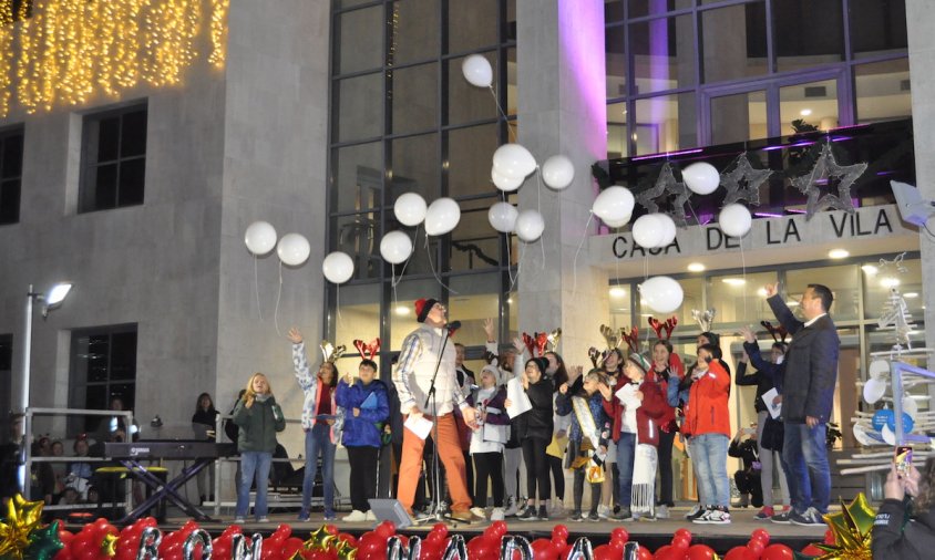 Moment de l'enlairada de globus amb la què s'encenia oficialment l'enllumenat nadalenc als carrers de Cambrils