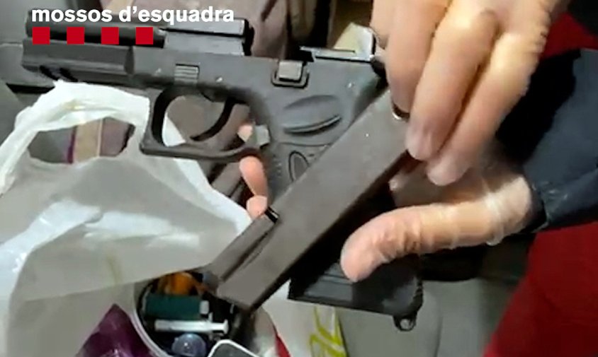 Imatge d'una pistola detonadora decomissada al grup criminal que feia robatoris amb força al Camp de Tarragona