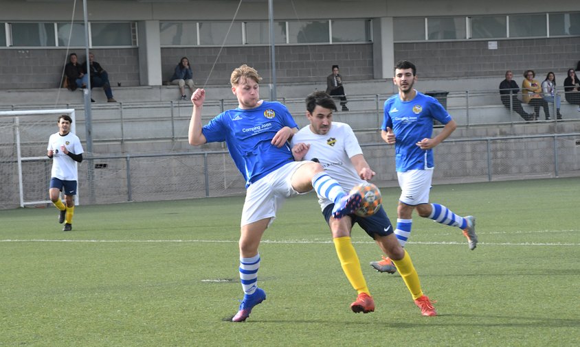 El FC Cambrils va perdre davant el Costa Daurada en el partit disputat ahir al matí a les instal·lacions esportives municipals