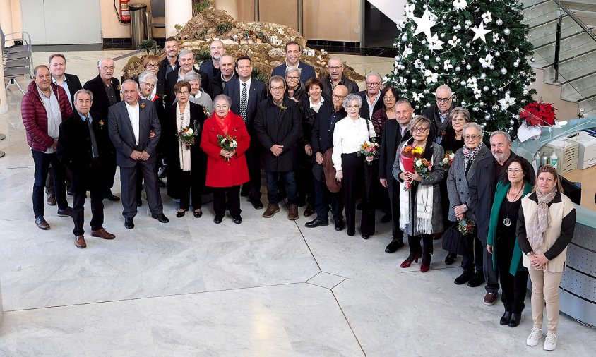 Foto de grup de les parelles homenatjades juntament amb l'alcalde i els regidors i regidores