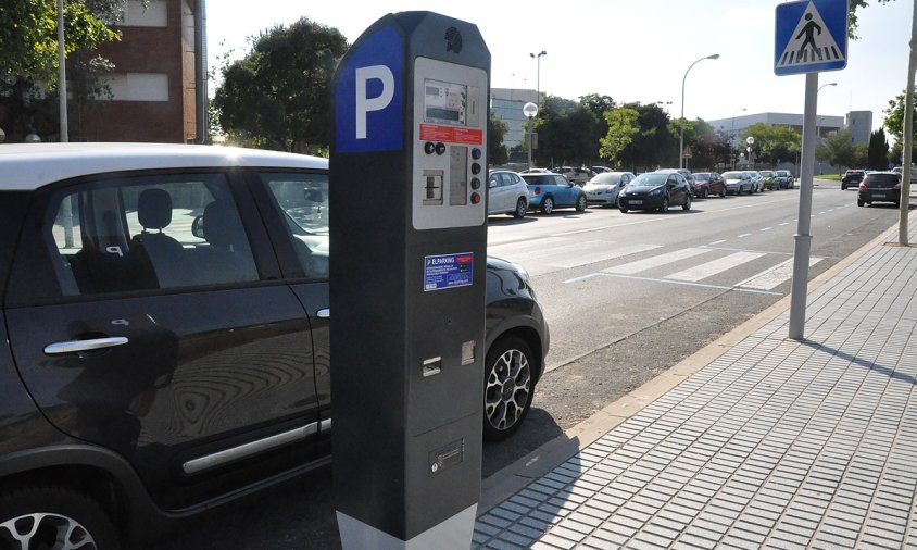 Parquímetre al carrer del Molí d'Avall, davant l'escola Marinada. Un costat de carrer té zona blava i l'altra costat no