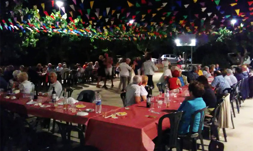 Imatge de la revetlla de Sant Joan celebrada al barri de la Llosa