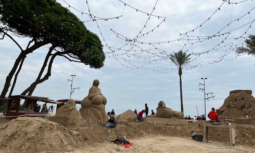 Imatge dels treballs de construcció del pessebre de sorra a La Pineda