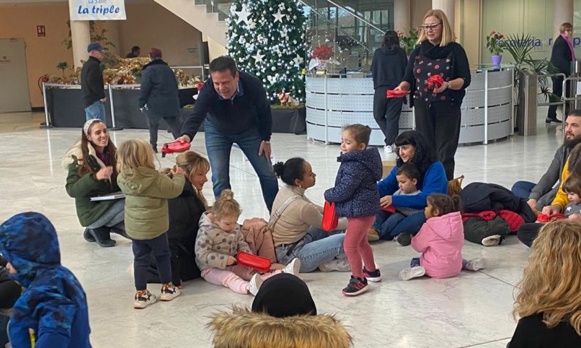 L'alcalde Oliver Klein obsequiant els xiquets amb un porta-aliments