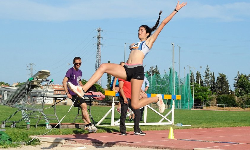 Imatge d'arxiu de Nuria Caballero en una prova de salt de llargada