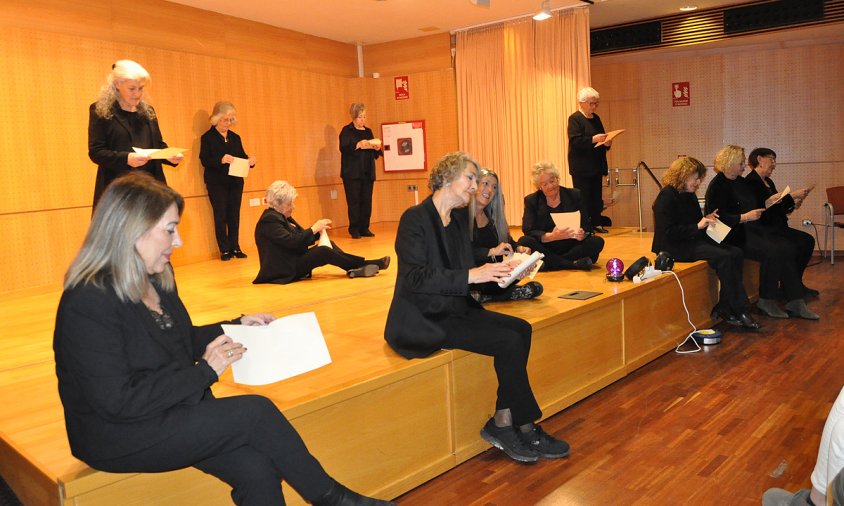 Representació teatral a càrrec de les alumnes de l'Aula de Teatre, ahir a la tarda