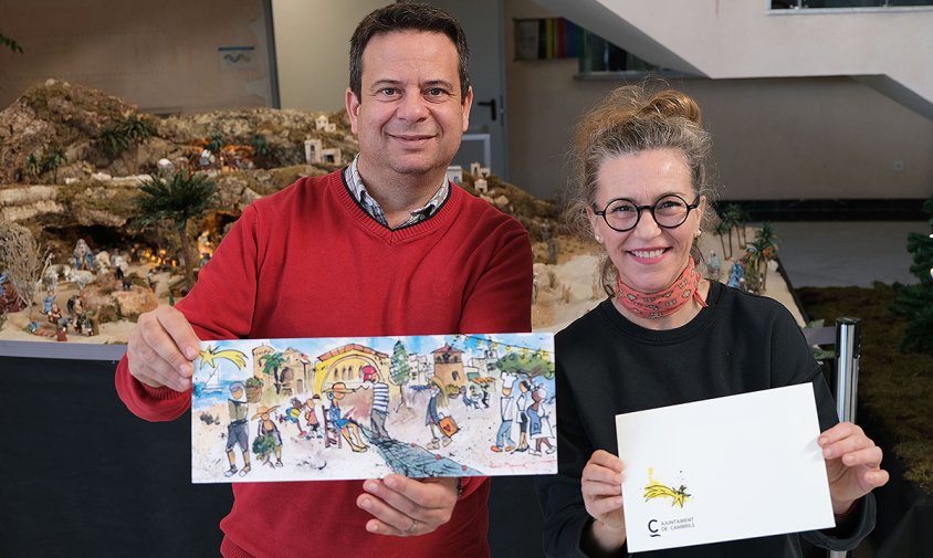 L'alcalde, Oliver Klein, i l'artista Nuri Mariné, amb la postal de Nadal