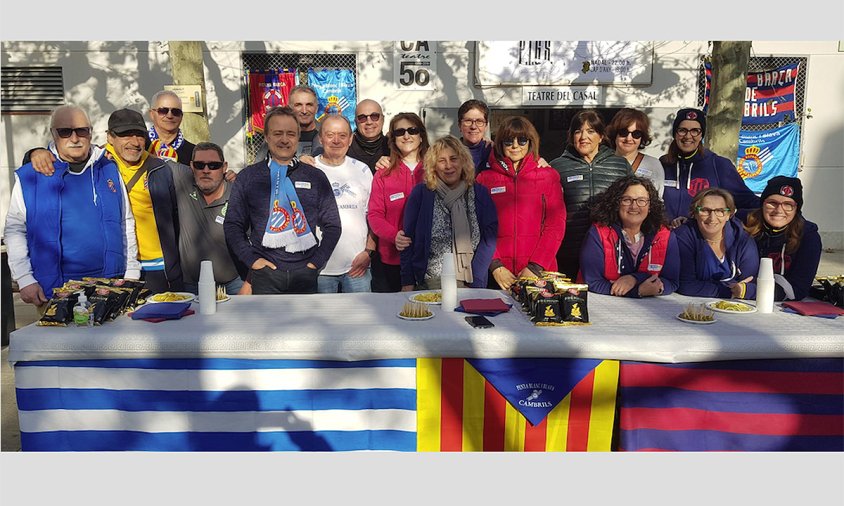 Foto de grup de la Penya Barça i de la Penya Blanc i Blava