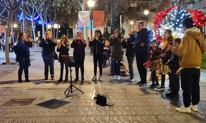 Els alumnes de l'Aula de Sons actuant a la plaça de Mossèn Joan Batalla