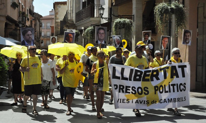 Concentració dels Avis i Àvies de Cambrils, ahir al matí, a la plaça de la Vila