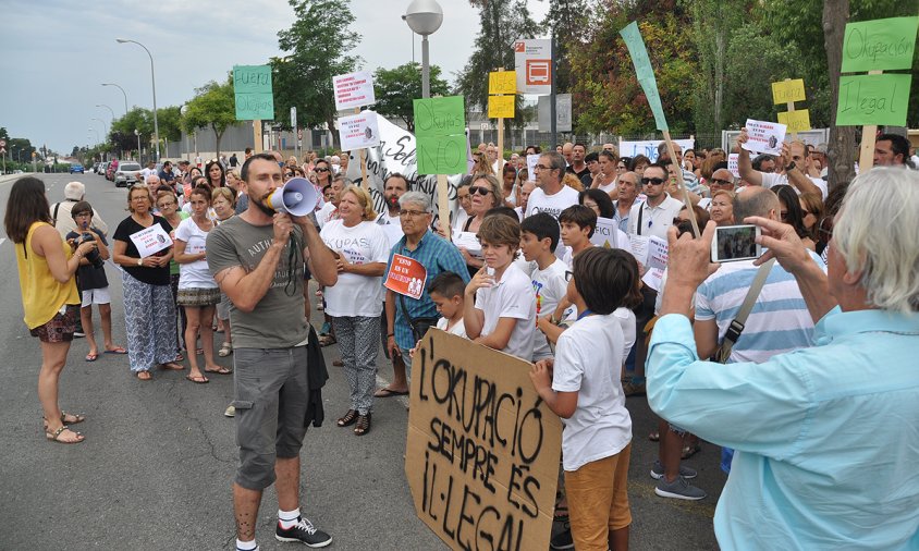 Els veïns s'han concentrat davant el Centre Cívic de Vilafortuny i han cridat i xiulat contra l'ocupació de l'antiga residència Montemar