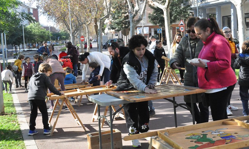 Petits i grans van poder passar una bona estona jugant amb els jocs gegants de fusta