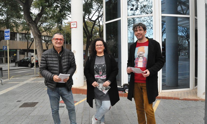 D'esquerra a dreta: Salvador Matas, Maite Garcia i Jordi Barberà de Cambrils en Comú Podem, ahir al matí, davant de l'Hospital Lleuger