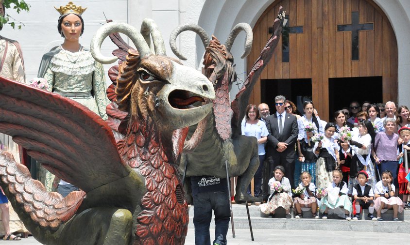 Ballada d'elements festius a la plaça de l'Església de Sant Pere, ahir al matí