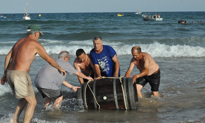 Recreació de l'arribada de les botes de vi a la platja del Regueral