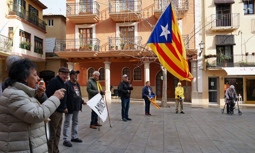 Imatge de la concentració de les Àvies i Avis per la Independència, ahir al matí, a la plaça de la Vila