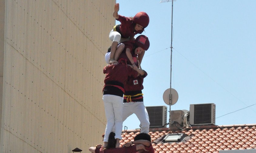 Pom de dalt del 3 de 7 dels Xiquets de Cambrils, aquest passat diumenge a la plaça del Pòsit