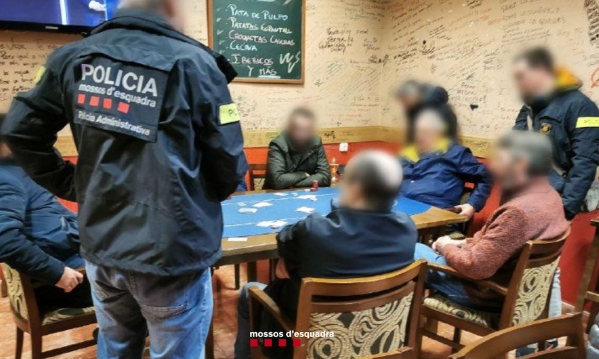 Imatge de la intervenció policial en un bar de l'Eixample Platja