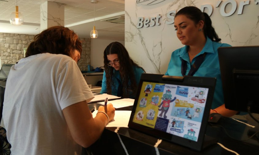 Imatge d'un turista a la recepció d'un hotel a Vila-seca, a la Costa Daurada