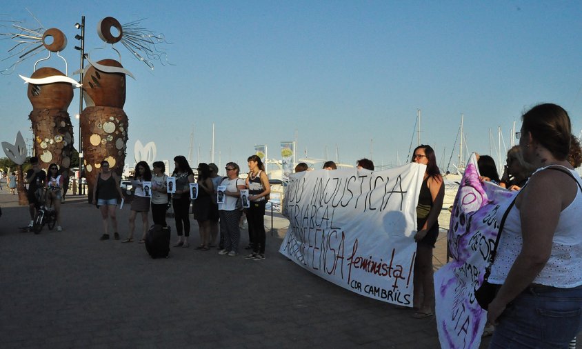 El passat 21 de juny va tenir lloc una concentració de protesta per la llibertat provisional dels membres de 'La Manada' davant l'escultura del Pla de les Sirenes