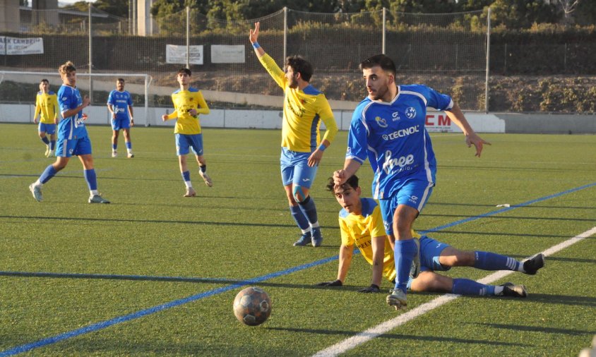 Un moment del partit del Cambrils Unió B contra el Vila-seca B, dissabte a la tarda