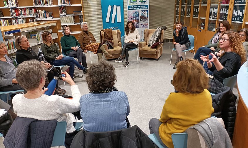 Un moment de la sessió del Club de Lectura, ahir, a la biblioteca Josep Salceda i Castells