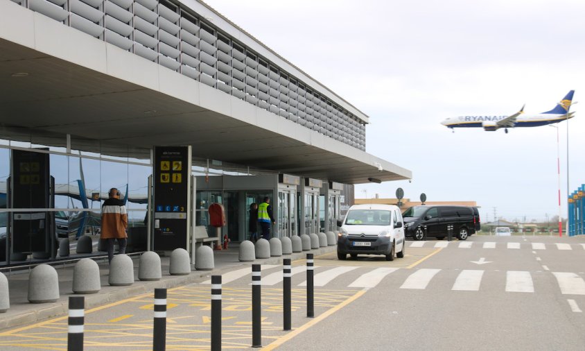Un avió de Ryanair a punt d'aterrar a l'aeroport de Reus