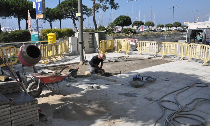 Els operaris estan pavimentant aquest tram de passeig